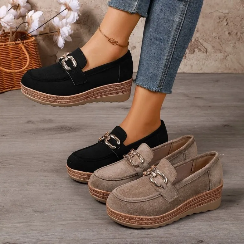 Damen Plateau Keilabsatz Loafer Ethno Stil Wildlederimitat Metallschnalle Geschlossene Zehe Lässige Schuhe Strohgewebt Dekor