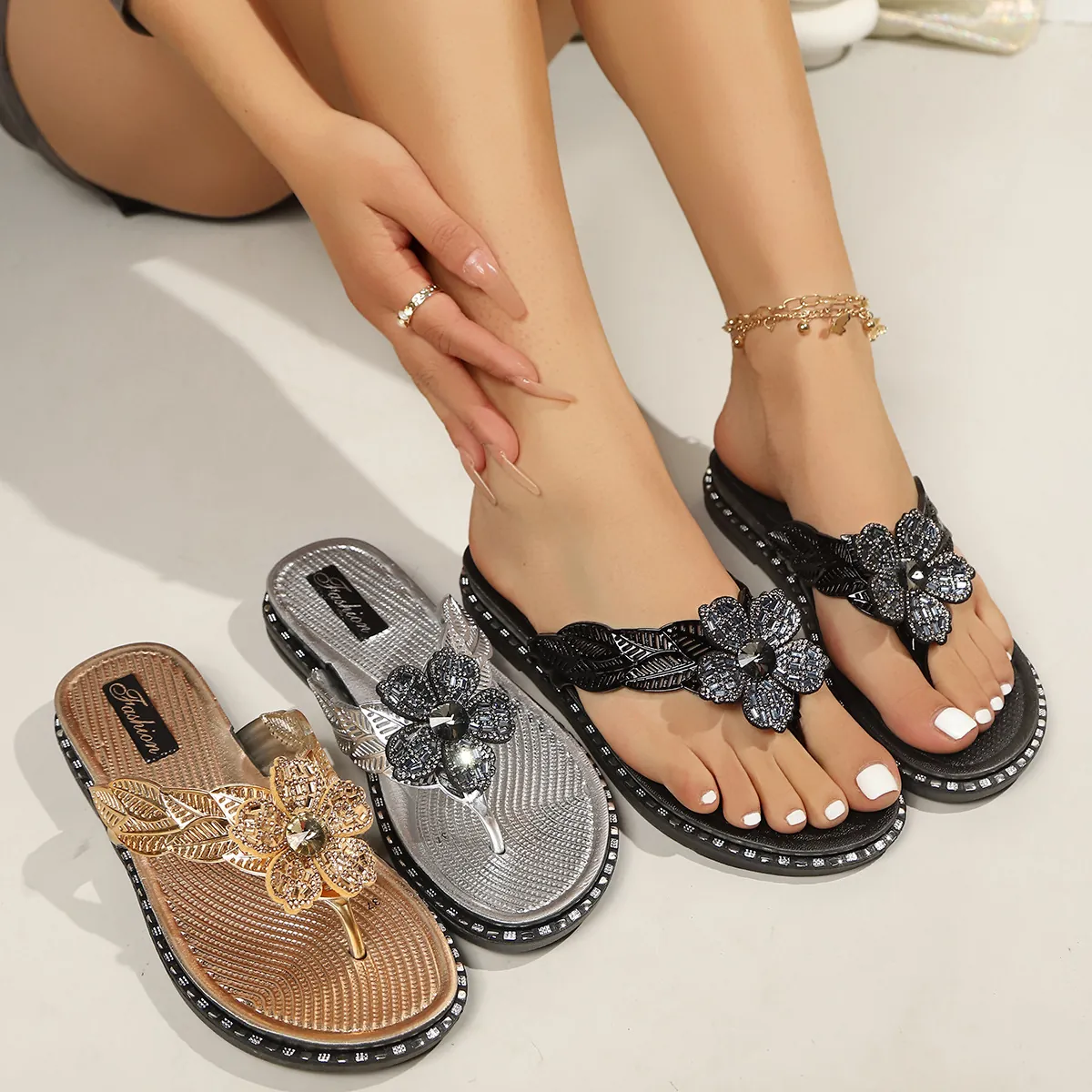 Women Fashion Flat Flip Flops Summer Outdoor Beach Rhinestone Flower Sandals Casual PU PVC Metallic Thong Sandals