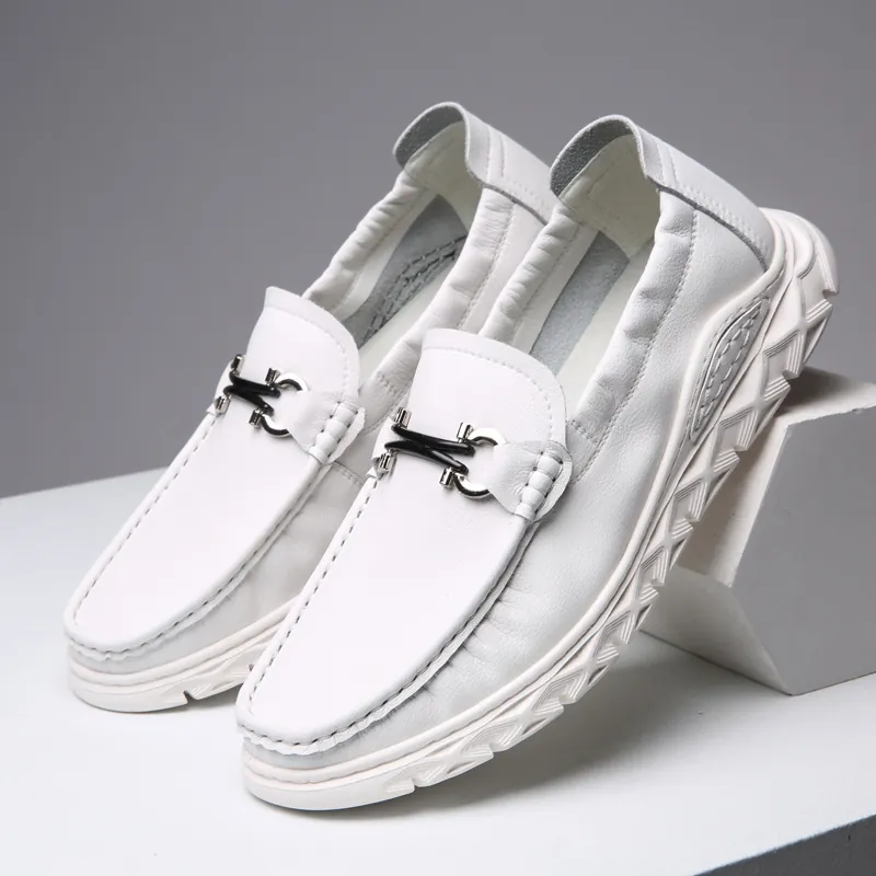 Mocassins en Cuir pour Hommes Slip On Chaussures Blanches à la Mode Mousse Légère Semelle Souple Chaussures de Conduite Plates Décontractées Avec Boucle en Métal