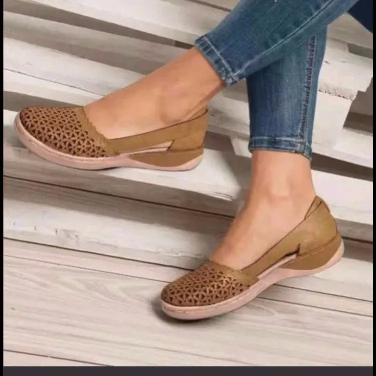 Sandales Plates Respirantes Ajourées pour Femmes Mocassins Décontractés de Style Romain Slip On en Cuir Synthétique PU Souple