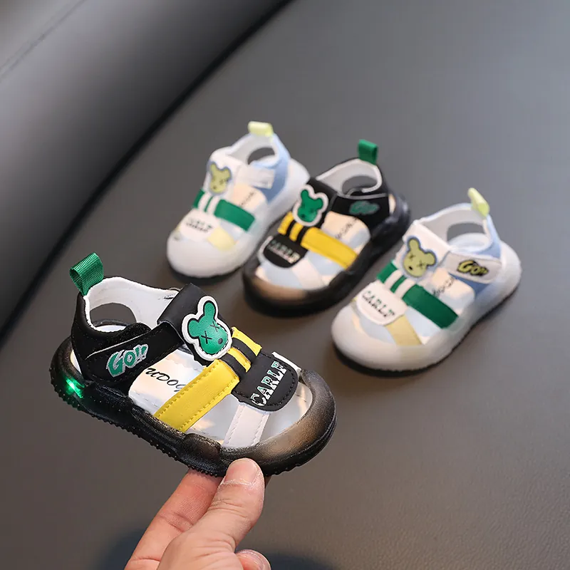Kleinkinder Cartoon Bär Sandalen LED Blinken Leuchtschuhe Rutschfeste Weiche Sohle Lauflernschuhe Strand Sandalen Für Jungen Mädchen