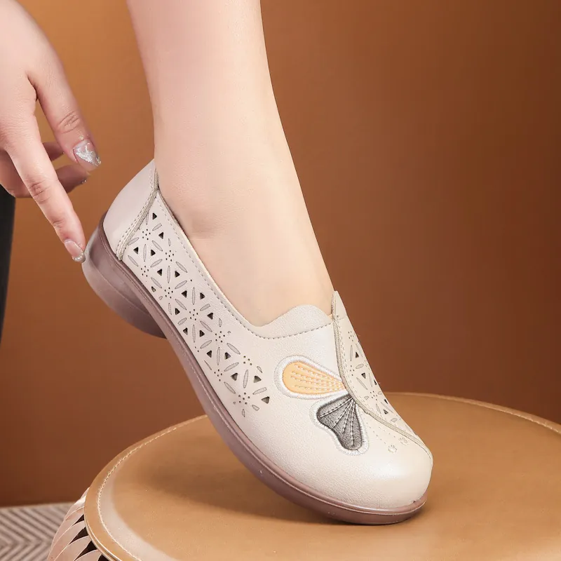 Women Casual Flat Sandals Breathable Cutout Microfiber PU Non-Slip Mother Shoes Butterfly Decoration Summer Walking Shoes