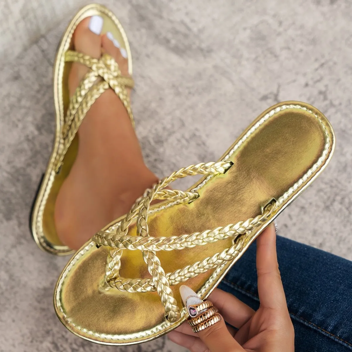 Sandales Plates pour Femmes Brins Tressés Métalliques Tongs Pantoufles Sans Fermeture Été Chaussures de Plage Décontracté Couleur Unie Bout Ouvert Slides