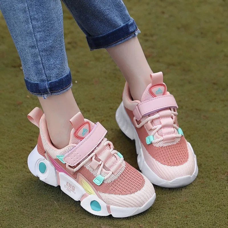 Chaussures de Sport pour Enfants Respirantes Flyknit Baskets de Course Filles Garçons Légères Antidérapantes Velcro Mode Extérieur