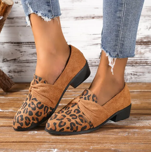 Dames Puntige Ballerina's Suède Luipaardprint Metalen Ketting Lage Blokhak Instappers Voor Lente Herfst Casual Schoenen