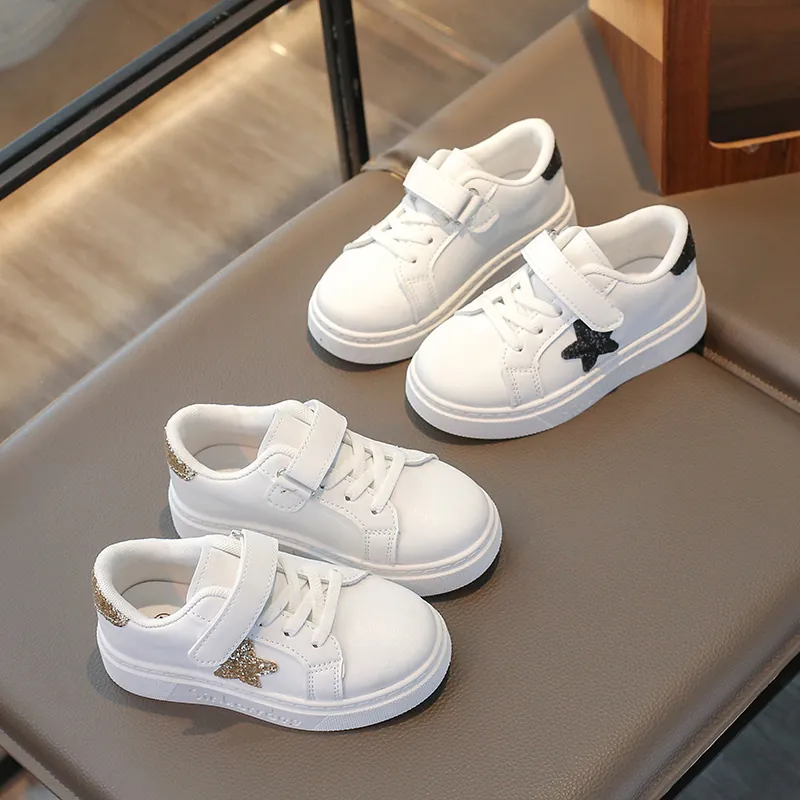 Kinderen Witte PU Leer Sneakers Voor Jongens Meisjes 2025 Lente Nieuwe Pailletten Ster Mode Skateschoenen Casual Kinderen Platte Schoenen Met Klittenbandsluiting