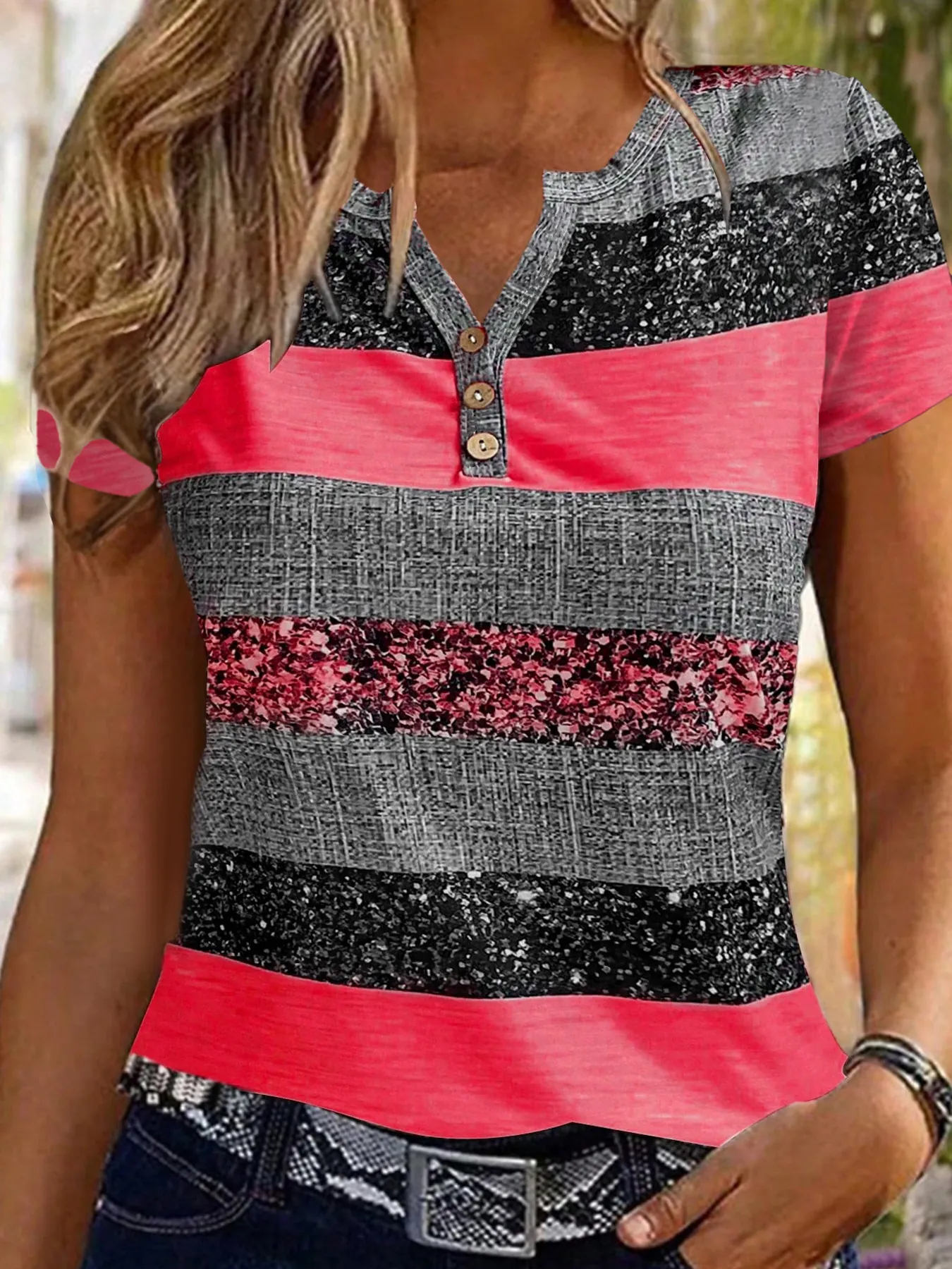 T-Shirt Décontracté à Rayures pour Femmes Haut Henley à Col en V Avec Boutons Polyester Manches Courtes Coupe Standard Vêtements d'Été Confortables