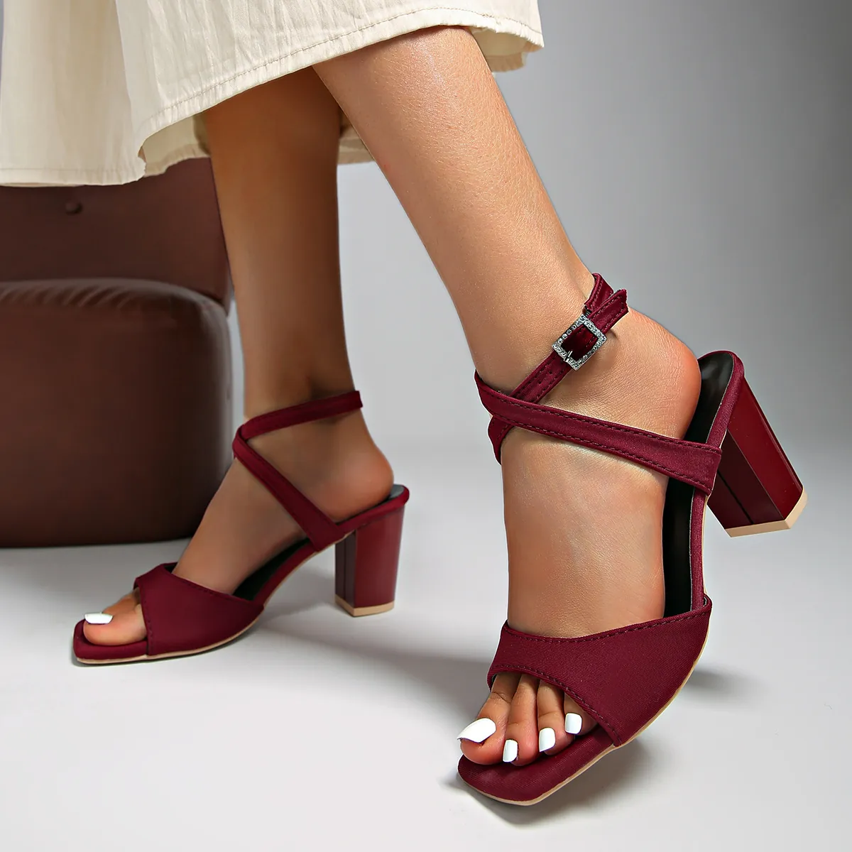 Damen Sandaletten Mit Blockabsatz Und Eckiger Zehenpartie Strass Schnalle Riemchen High Heels PU Leder Sommer Party Schuhe