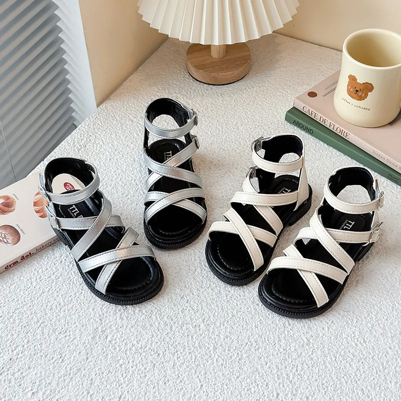 Sandalias Romanas para Niñas Verano 2025 Estilo Coreano Correas Cruzadas Zapatos de Playa Plateado Blanco Roto PU Suela Goma