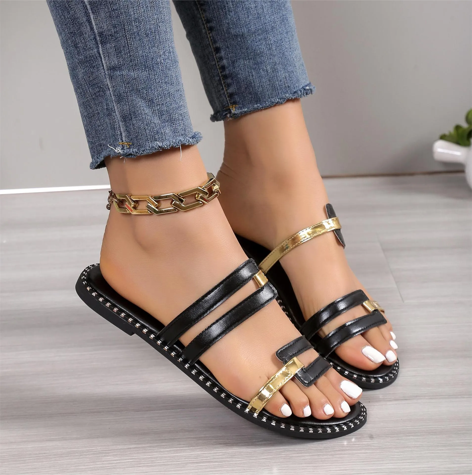 Claquettes d'Été à la Mode pour Femmes avec Décoration de Rivets Sandales de Plage Plates Cuir Artificiel Chaussons Confortables