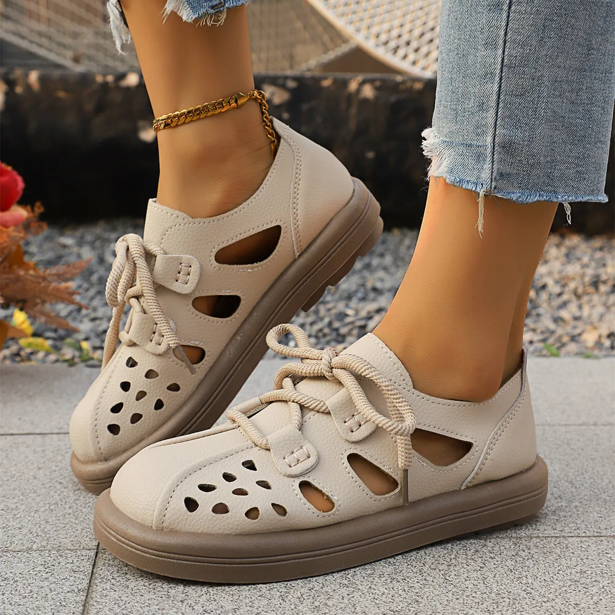 Mocassins Rétro Ajourés pour Femmes à Lacets Semelle Épaisse Bout Rond Chaussures Muffin en Cuir PU Décontractées