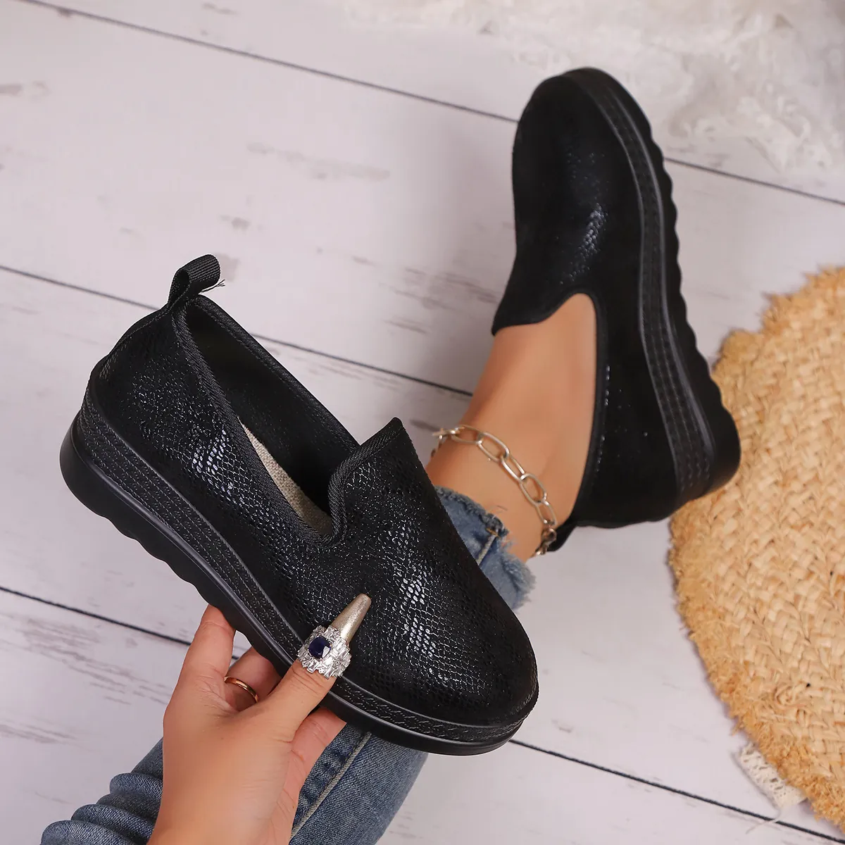 Women's Platform Loafers Fashion Casual Slip-on Shoes PU Leather Snake Pattern Round Toe Height Increasing Working Shoes