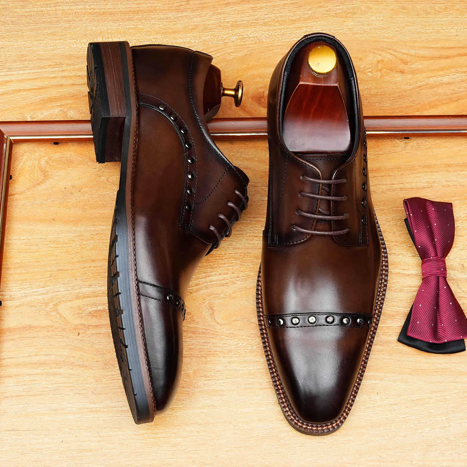 Zapatos Oxford Formales de Negocios para Hombre de Cuero Genuino con Puntera Reforzada y Decoración de Remaches con Cordones para Boda Estilo Británico