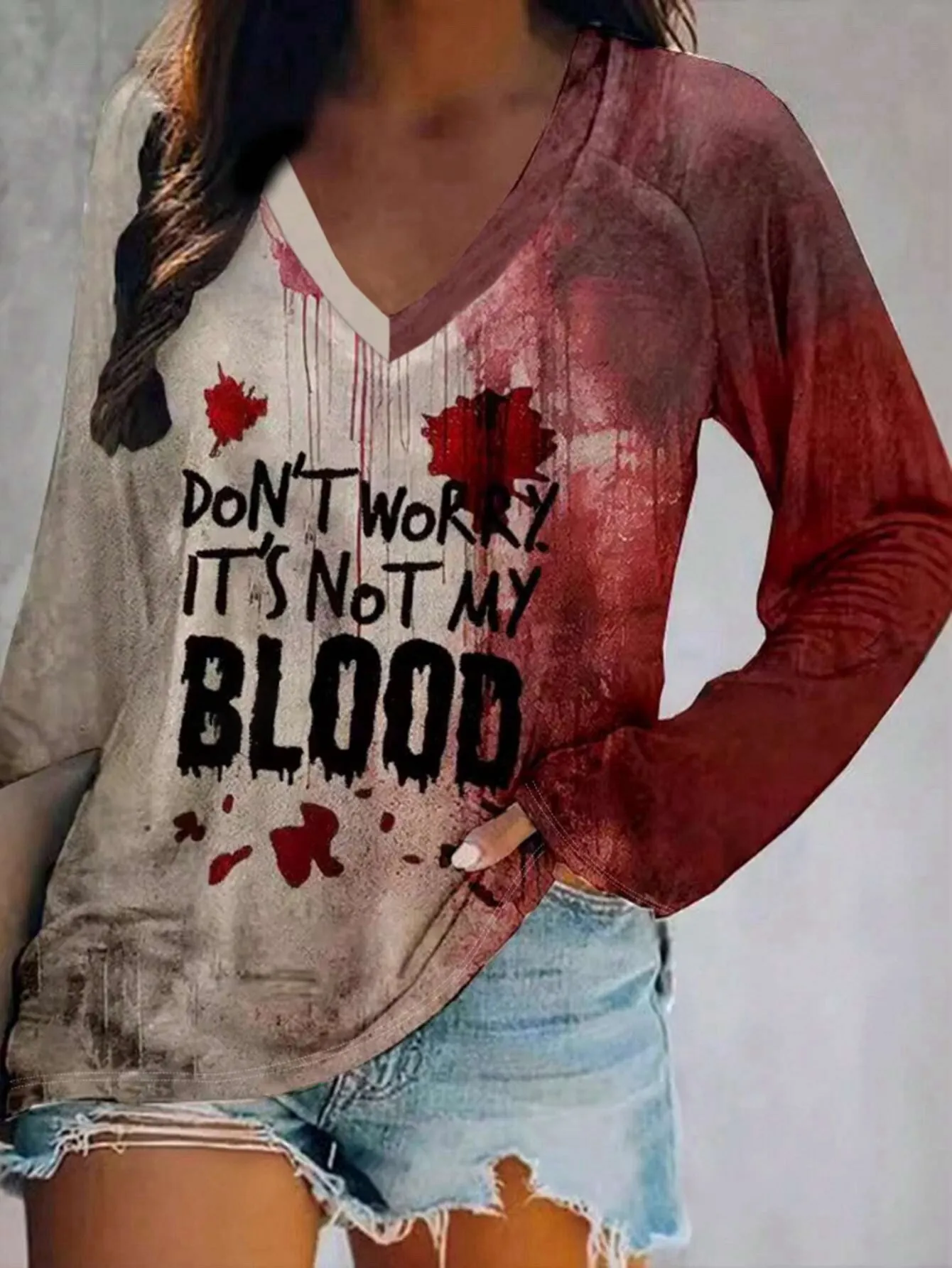 T-Shirt à Manches Longues Halloween pour Femmes Col en V Éclaboussures de Sang Artistiques Graffiti Imprimé Top Décontracté