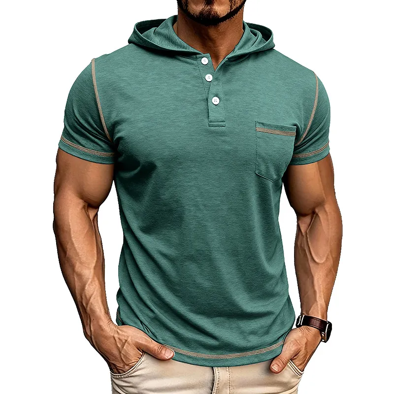 T-Shirt à Manches Courtes Henley à Capuche pour Hommes en Polyester Surpiqûres Contrastées Coupe Décontractée Haut Basique d'Été avec Poche