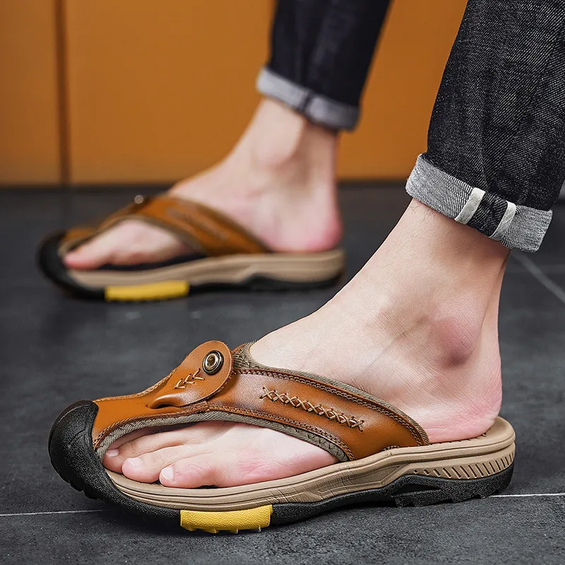 Tongs pour Hommes Faites à la Main en Cuir de Vachette de Première Couche Été Décontracté Protection des Orteils Semelle en Caoutchouc Antidérapante Sandales de Plage Chaussures pour Hommes