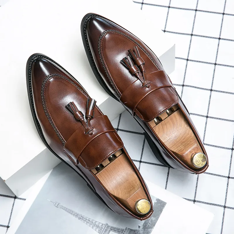 Mocasines con Borlas de Estilo Británico para Hombre Punta Afilada Zapatos Formales de Negocios Cuero PU Brogue para Oficina