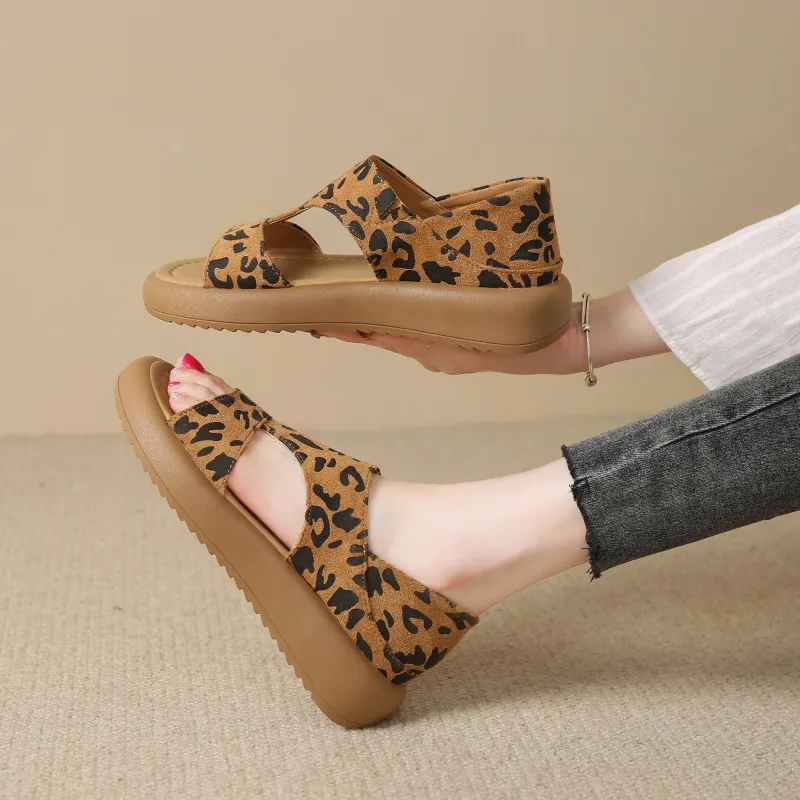 Damen Flache Sandalen PU Römischer Stil Plateau Leopardenmuster Offene Zehen Slip-On Sommer Strand Sandalen Leichte Rutschfeste Schuhe