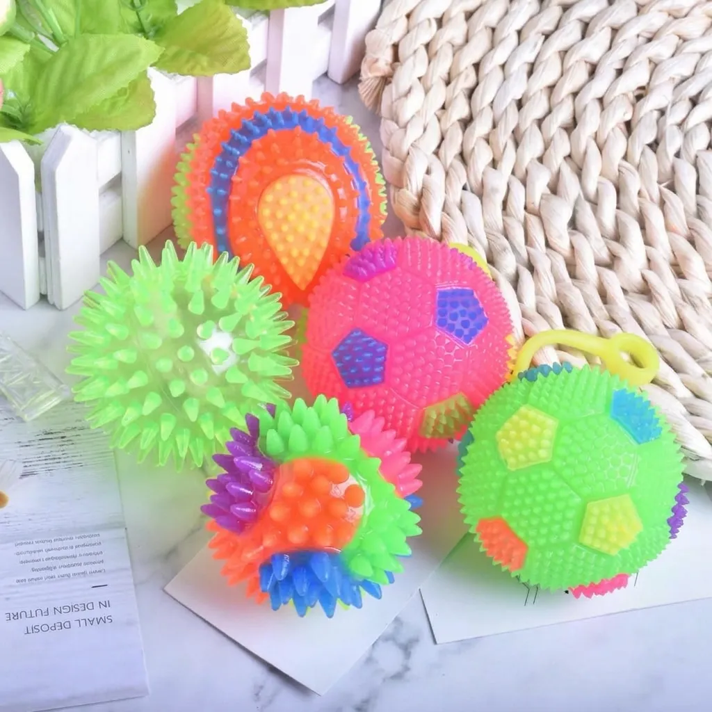 Haustier Hundespielzeug Blinkender LED Gummiball Quietschendes Interaktives Training Regenbogen Fußball Stachelball Für Zahnpflege