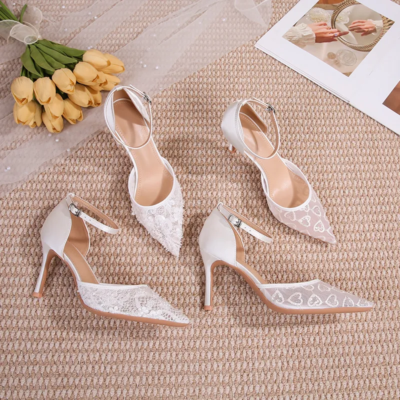 Chaussures de Mariage Élégantes en Dentelle Blanche Maille Bout Pointu Talons Aiguilles 8cm Strass Bride à Boucle