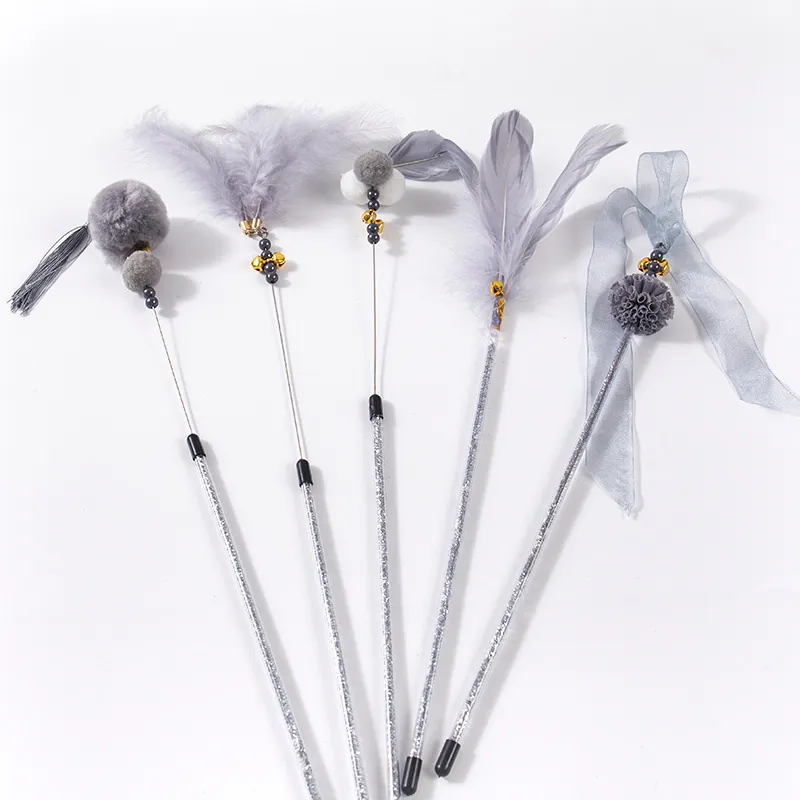 Bacchetta per Gatti Fairy Bacchetta Flessibile Lunga Giocattolo Interattivo con Piume Campanelli Nappine Palline di Peluche per Gatti