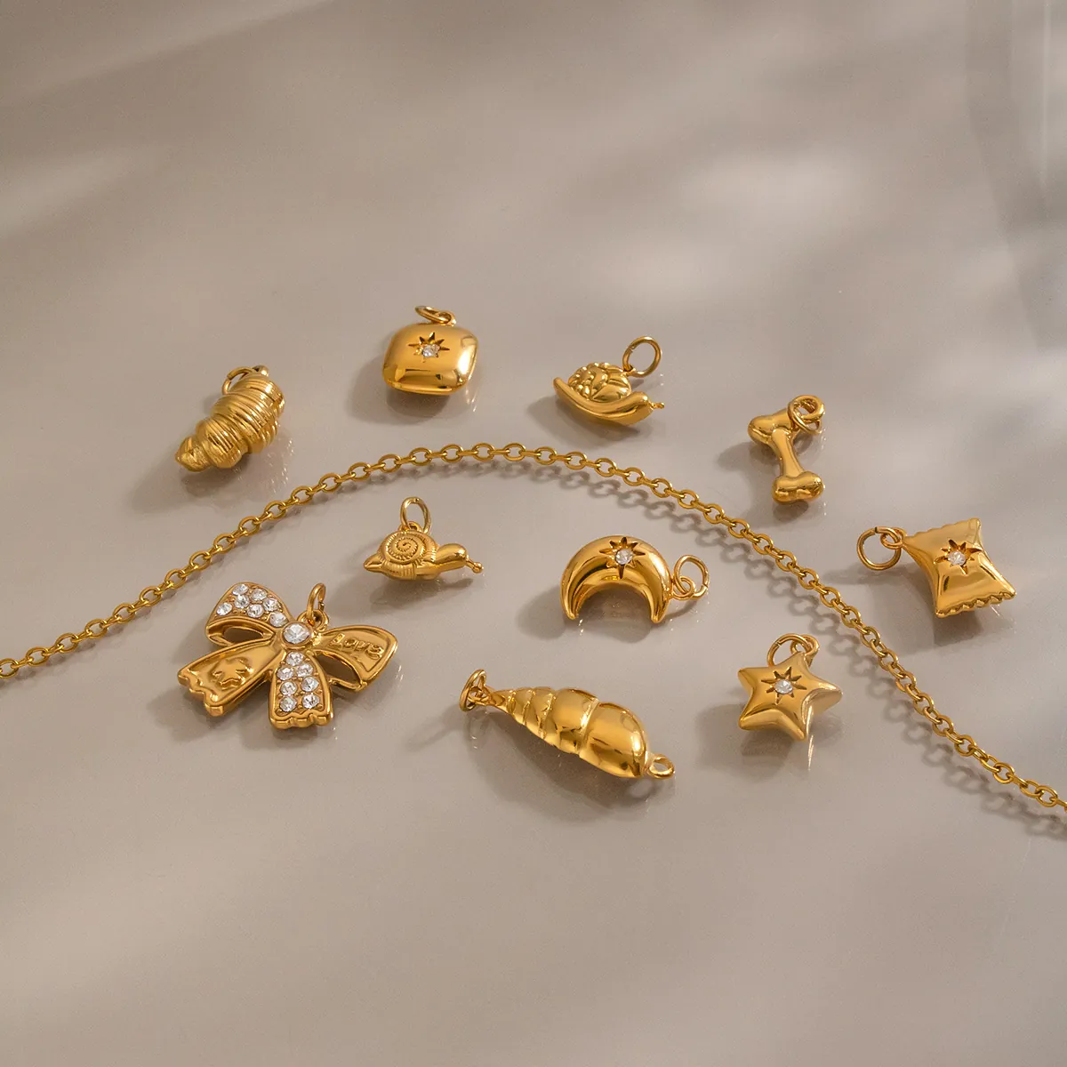 Ciondoli Fai da Te in Acciaio Inossidabile Placcato Oro 18K Animale Luna Stella Fiocco Strass Impermeabili Ipoallergenici Accessori Gioielli
