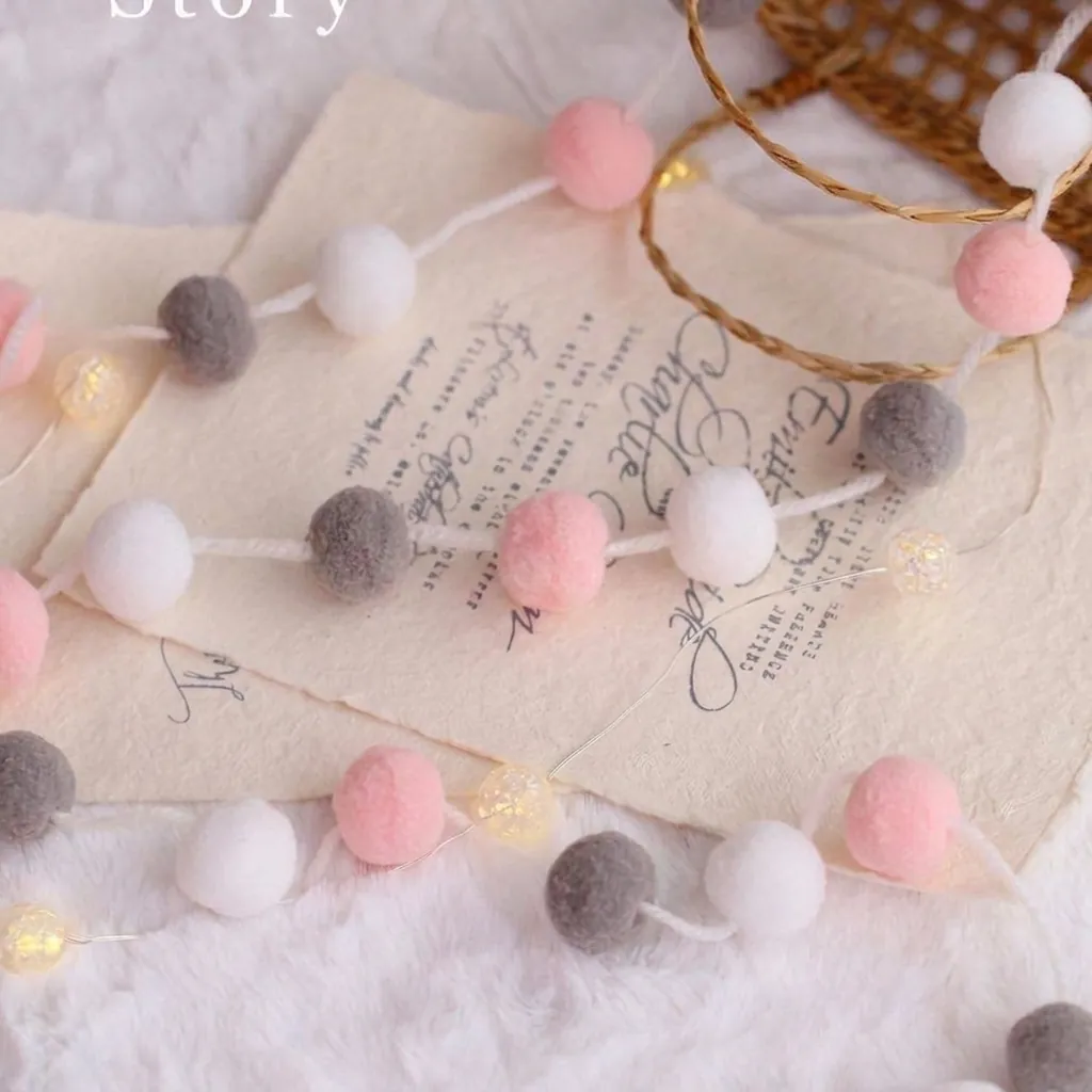 Guirlande de Pompons de Noël Style Nordique Cordon de Boules en Peluche Colorées Décoration Suspendue pour Mur de Chambre d'Enfant Fête DIY