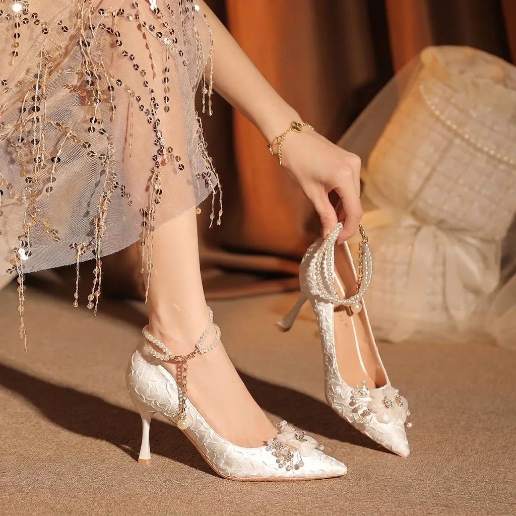 Estilo Hada Francesa Satén Blanco Punta Tacones Altos Con Flores 3D Diamantes Imitación Perla Artificial Cadena Tobillo Boda Escarpines Aguja Mujer