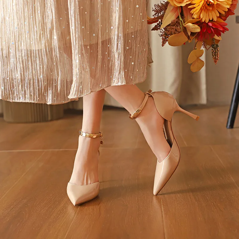 Damen Spitze Stiletto-Absatz Knöchelriemen Metallkette Dekor Lackleder Pumps Elegante Ajouré Kleidschuhe