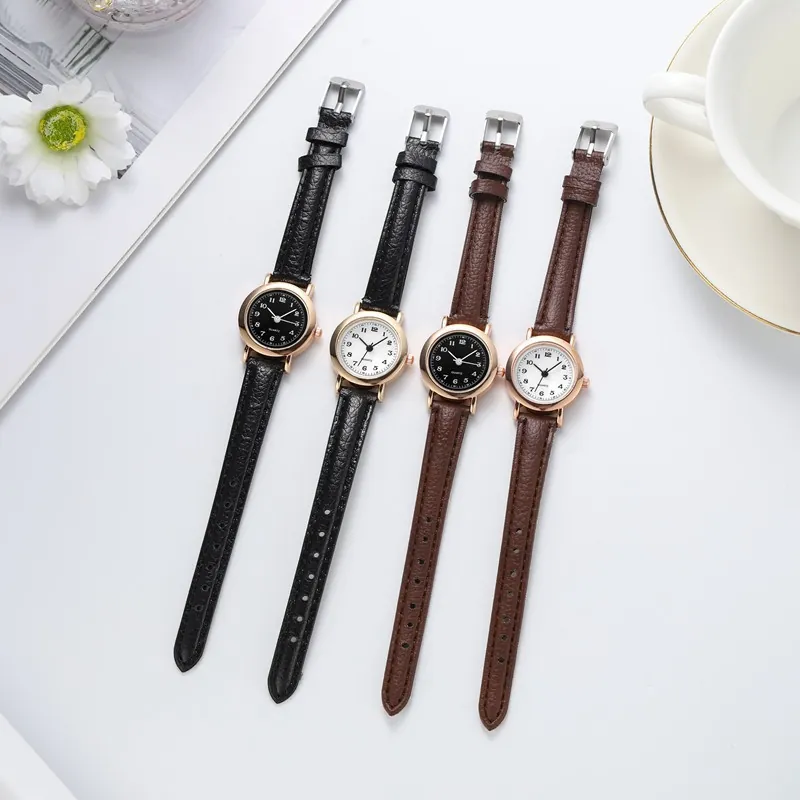 Montre à Quartz Vintage Style Preppy Petit Cadran Rond pour Femmes Minimaliste Bracelet en Similicuir Fin Montre-Bracelet Chiffres Arabes Montre d'Examen Étudiant