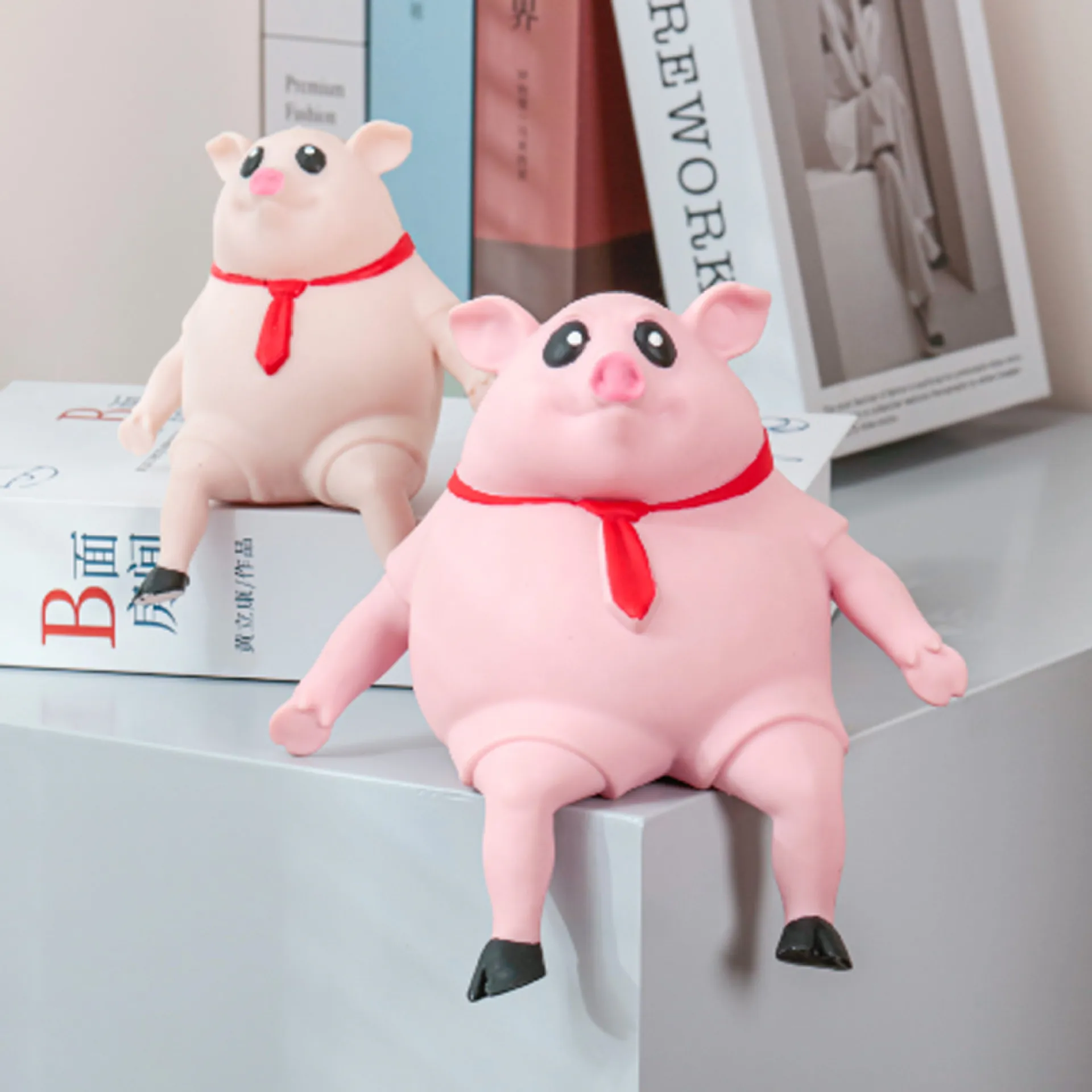 Cerdo Rosa Squishy Juguete Divertido Alivio del Estrés Juguete para Apretar TPR Goma Blanda Cerdito Con Corbata Roja Para Adultos Niños Regalo De Descompresión