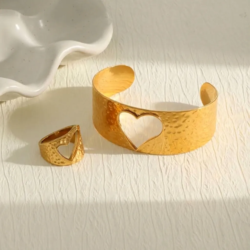 Parure de Bijoux en Acier Inoxydable Plaqué Or 18K pour Femme Bracelet Jonc Ouvert Martelé avec Cœur Évidé et Bague