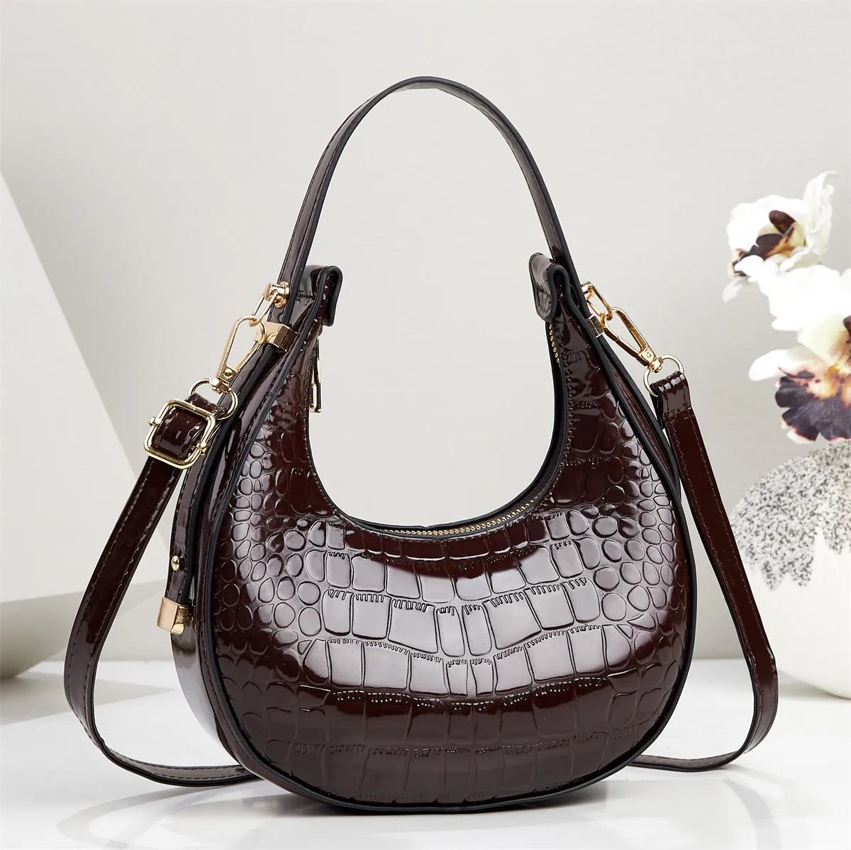 Damen Mode Krokodil Muster Halbmond Tasche Glänzend Lackleder Achseltasche Trendige Schulter Crossbody Tasche Gold Hardware