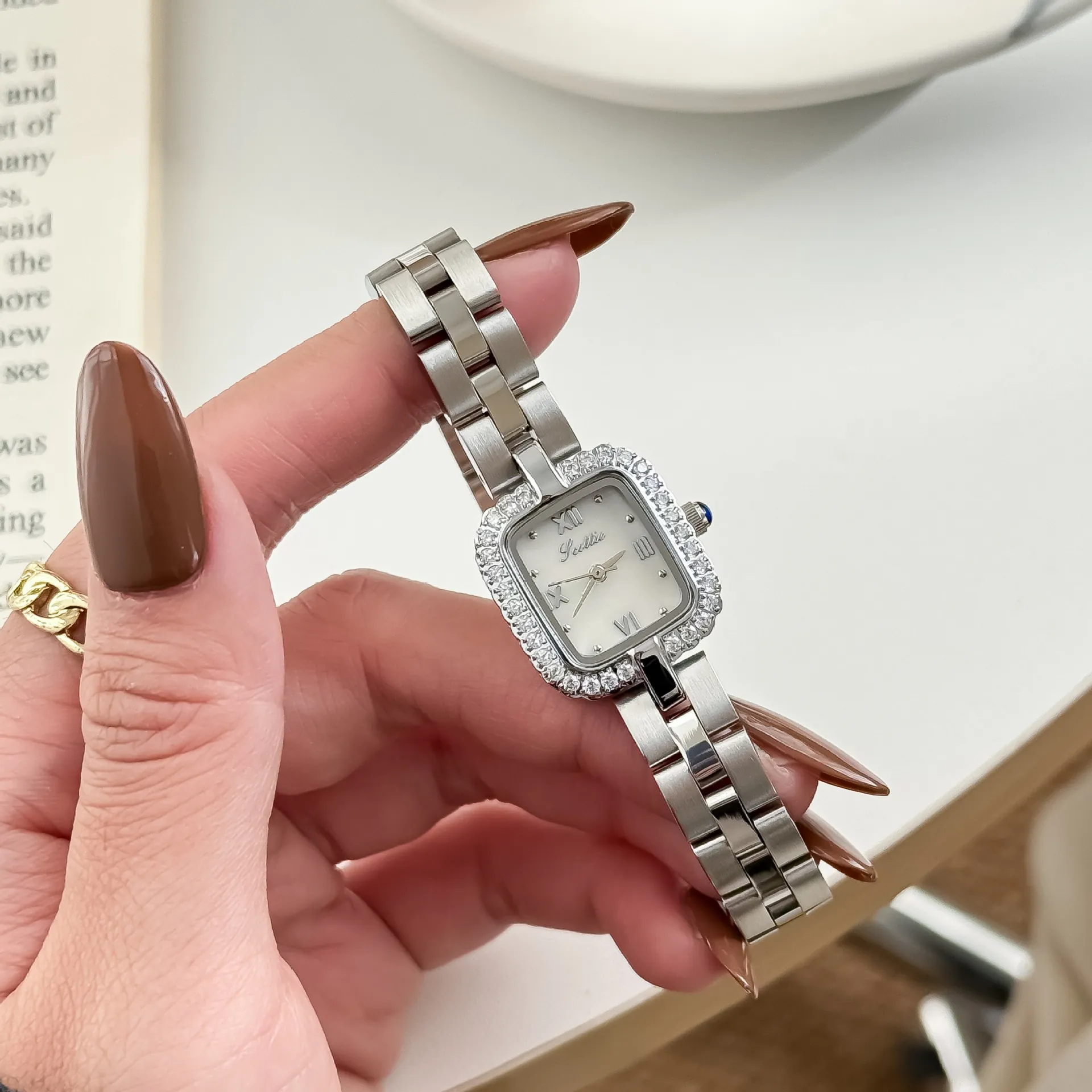 Orologio al Quarzo di Lusso con Strass e Quadrante Quadrato per Donna Cinturino in Acciaio Inossidabile Numeri Romani Elegante Gioiello