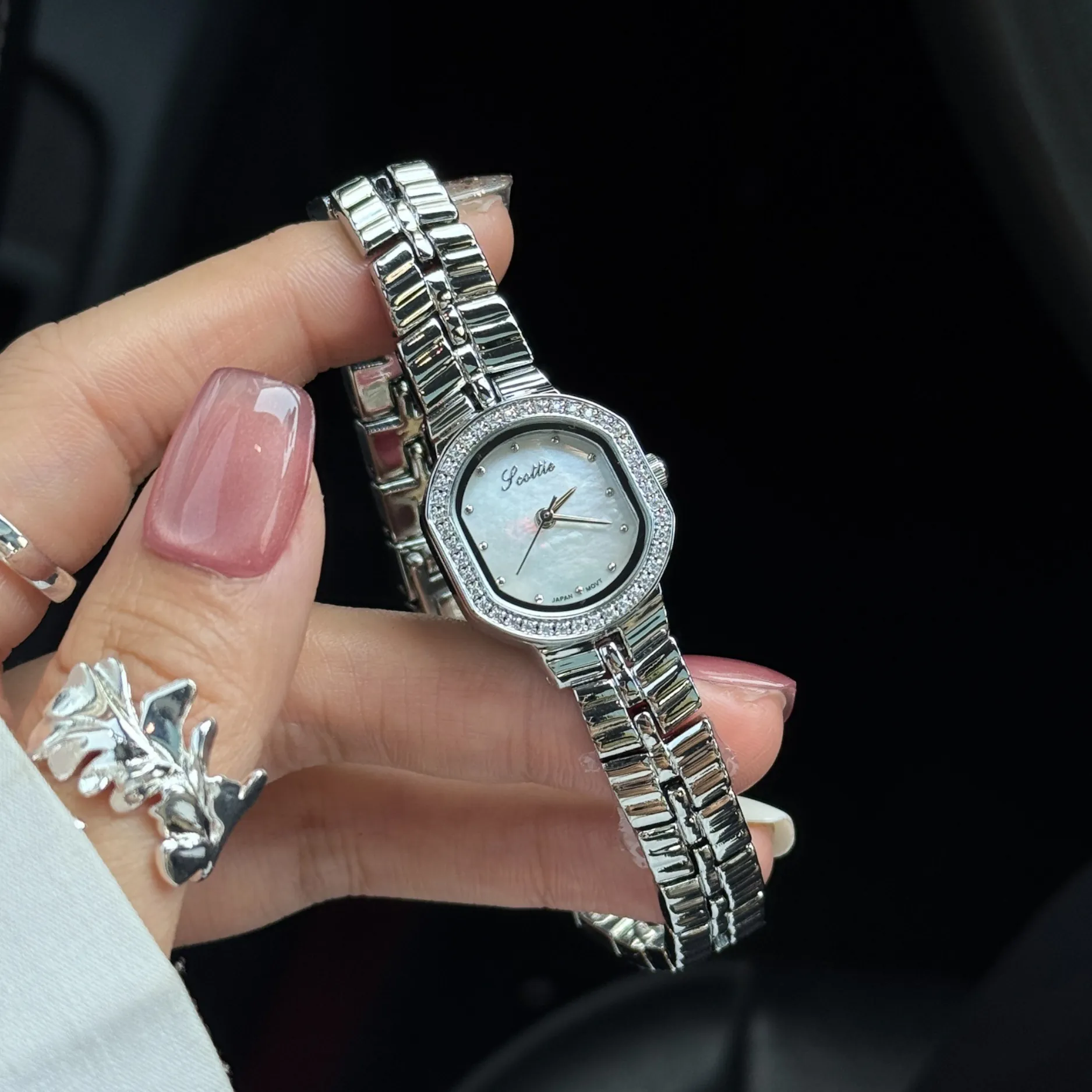 Reloj de Cuarzo Scottie 9802 para Mujer Esfera Octogonal de Nácar Bisel de Strass Correa de Acero Inoxidable Impermeable