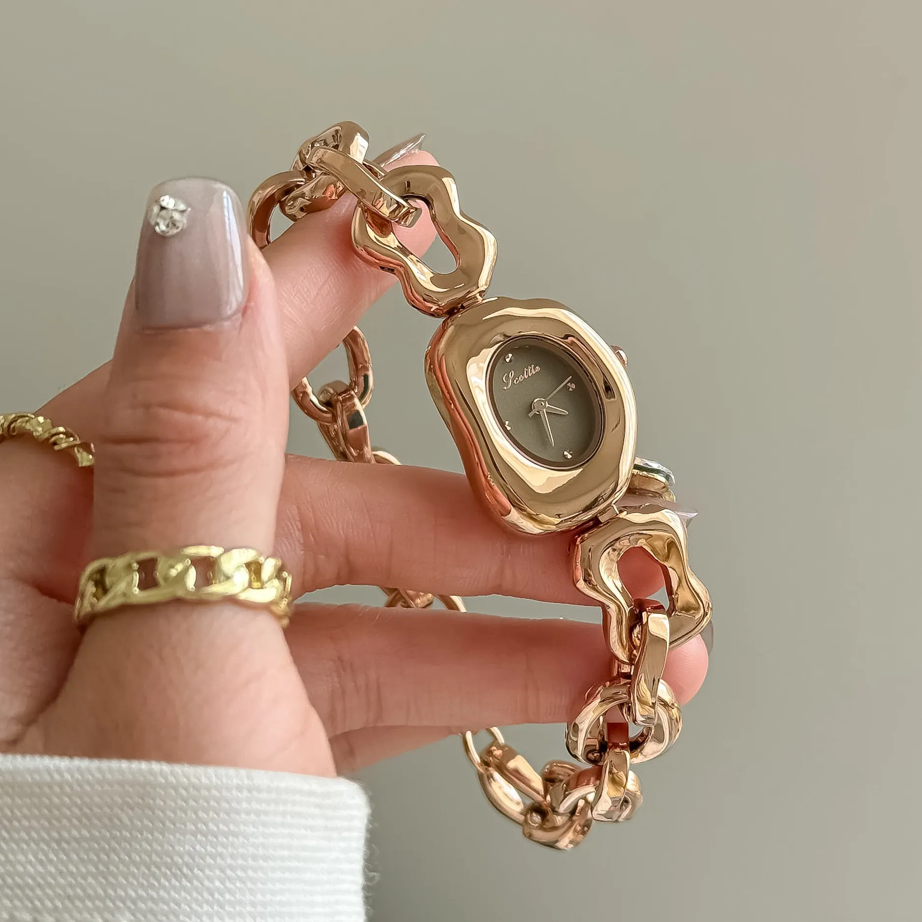Scottie Women Fashion Quartz Watch Irregular Hollow Chain Bracelet Strap Waterproof Artistic Vintage Luxury Wristwatch