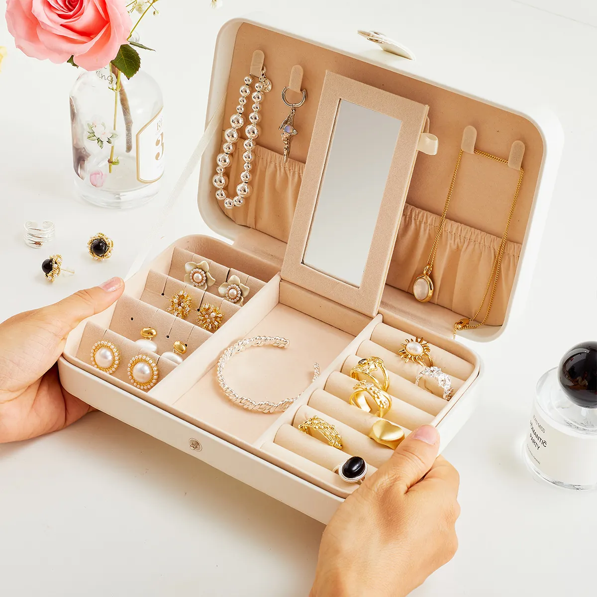 Grande Portagioie in Pelle PU Con Specchio Integrato Custodia Multistrato Organizer per Gioielli Portatile per Anelli Orecchini Collane Regalo Donna