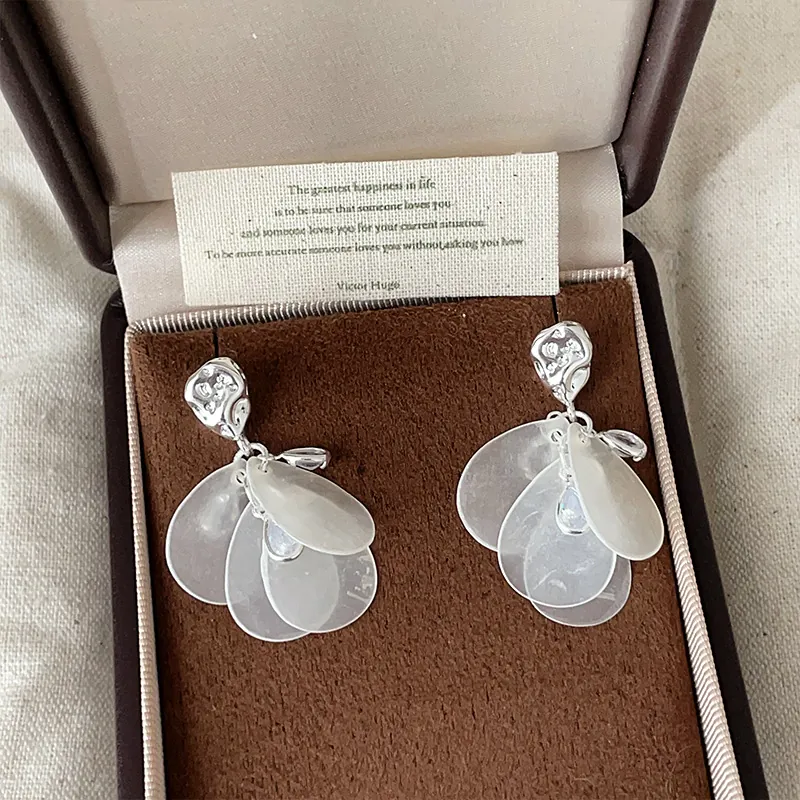 Pendientes de Botón con Borla de Concha de Hoja de Gota de Diseño para Mujer Retro Lujo Ligero Moda Temperamento Pendientes de Strass