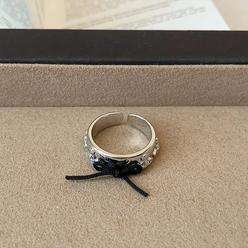 Anello Aperto di Design con Fiocco e Pianeta per Donna Anello in Metallo Regolabile alla Moda con Cordino Nero Gioiello Regalo