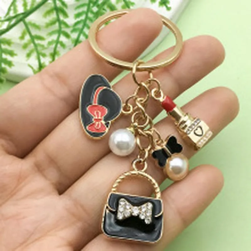 Llavero de Aleación Esmaltada con Forma de Bolso con Lazo Lápiz Labial y Tacones Altos Colgante para Bolso con Perla Artificial y Diamantes de Imitación para Mujer