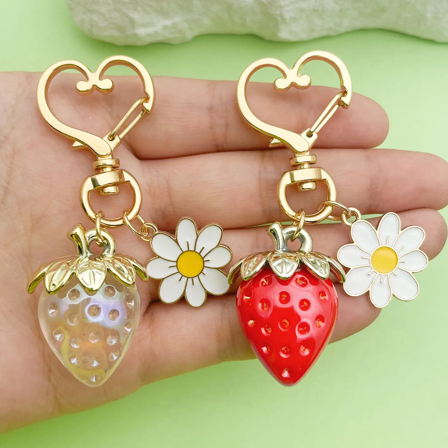 Süße Harz Erdbeere Gänseblümchen Blume Schlüsselanhänger Für Damen Herzförmige Gold Zinklegierung Clip Frucht Tasche Charme INS Süße Mädchen Auto Schlüsselanhänger Ornament