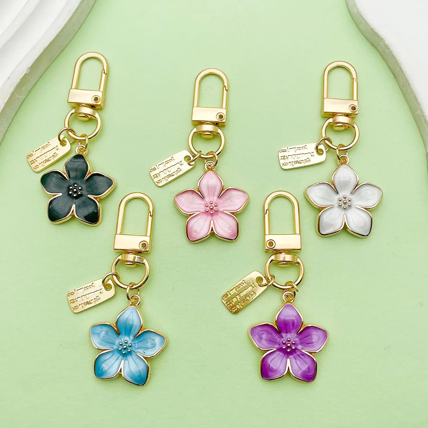 Llavero de Flor de Cerezo en Esmalte Colgante de Bolso de Aleación Regalo para Mujeres Niñas Accesorio de Auriculares Joyería