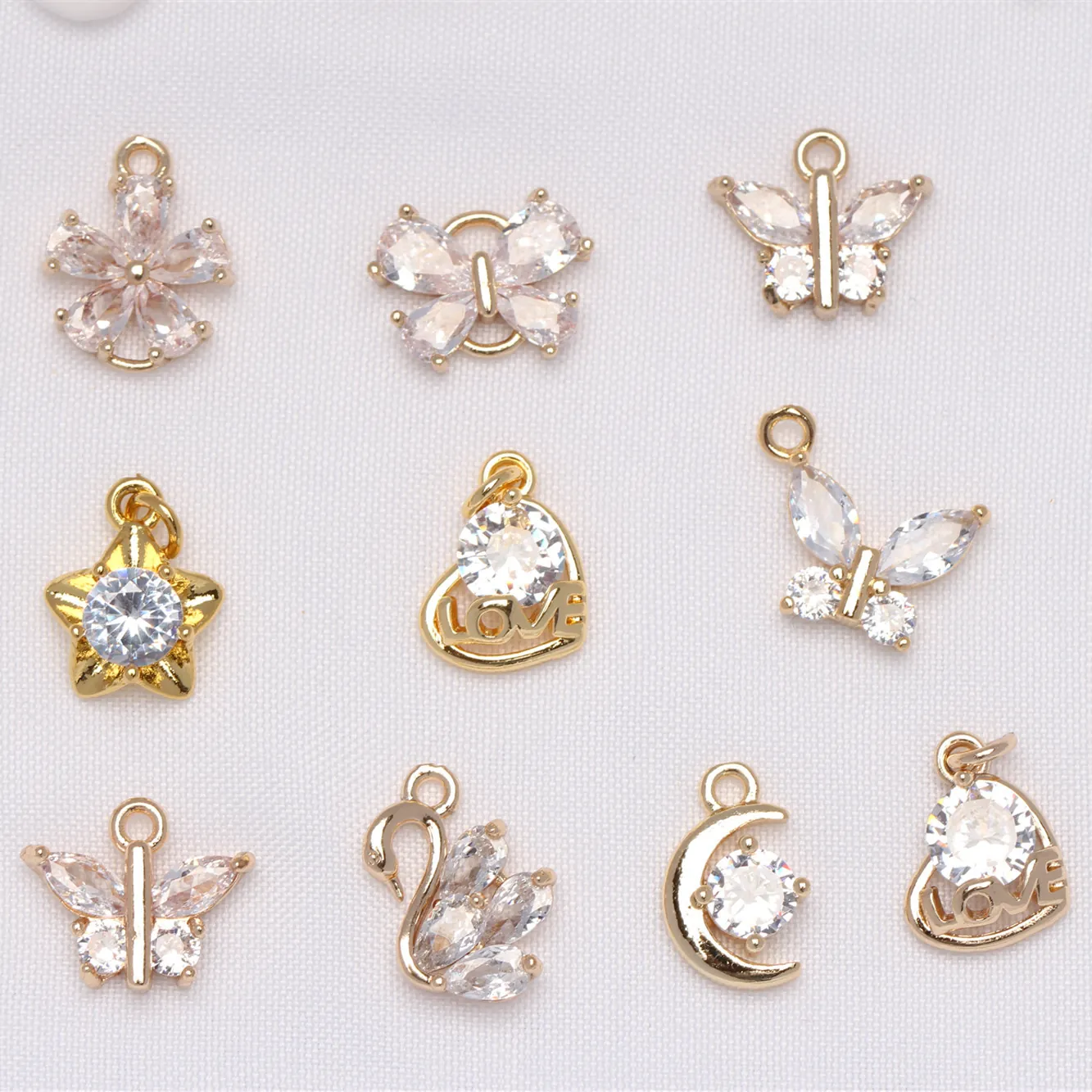 Ciondoli in Rame Placcati Oro 14K con Zirconia Farfalla Cuore Stella Luna Cigno Fiore di Prugno per Fai da Te Collane Bracciali Orecchini Accessori Gioielli