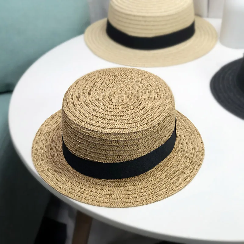 Canotier en Paille Coréen pour Femmes Calotte Plate Été Protection Solaire Chapeau de Plage Avec Ruban Noir Doux Chapeau de Mode