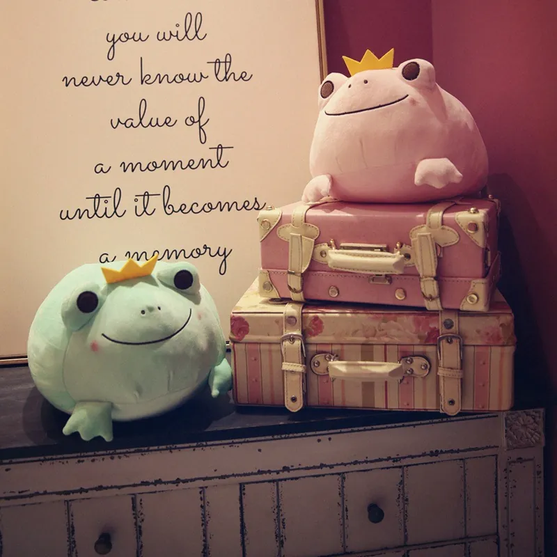 Cute Crown Frog Plush Toy Big Eye Stuffed Animal Lying Position Soft Frog Doll Green Pink Cushion Decorative Home Ornament Birthday Gift