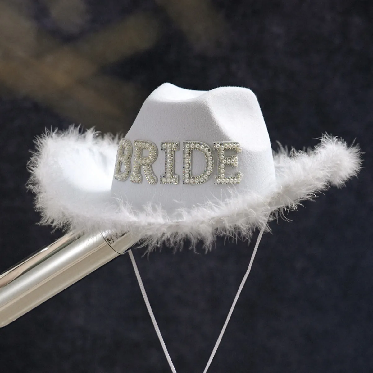 Cappello da Cowboy Sposa Bianco con Strass e Perle Lettera Fedora con Frange di Piume per Matrimonio Fidanzamento Addio al Nubilato Donna
