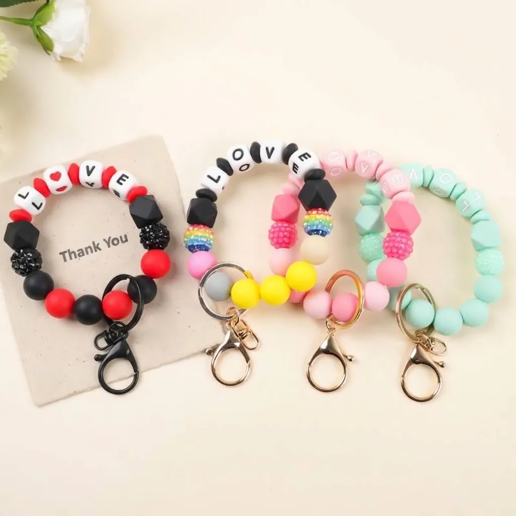 Niedlich Silikon Perlen Schlüsselanhänger Armband Liebe Briefe Leuchtende Perlen Lächeln Gesicht Fledermaus Schleife Anhänger Legierung Verschluss