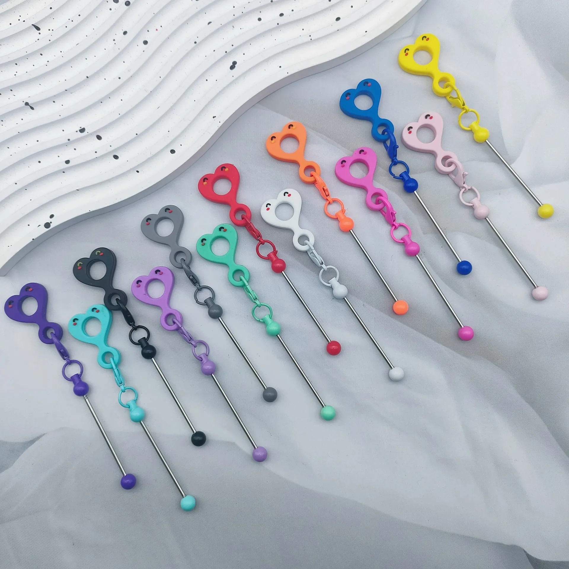 Décoration de Paille DIY Cœur Visage Souriant Breloque Perlée Pendentif en Silicone Pour Accessoire de Porte-Clés