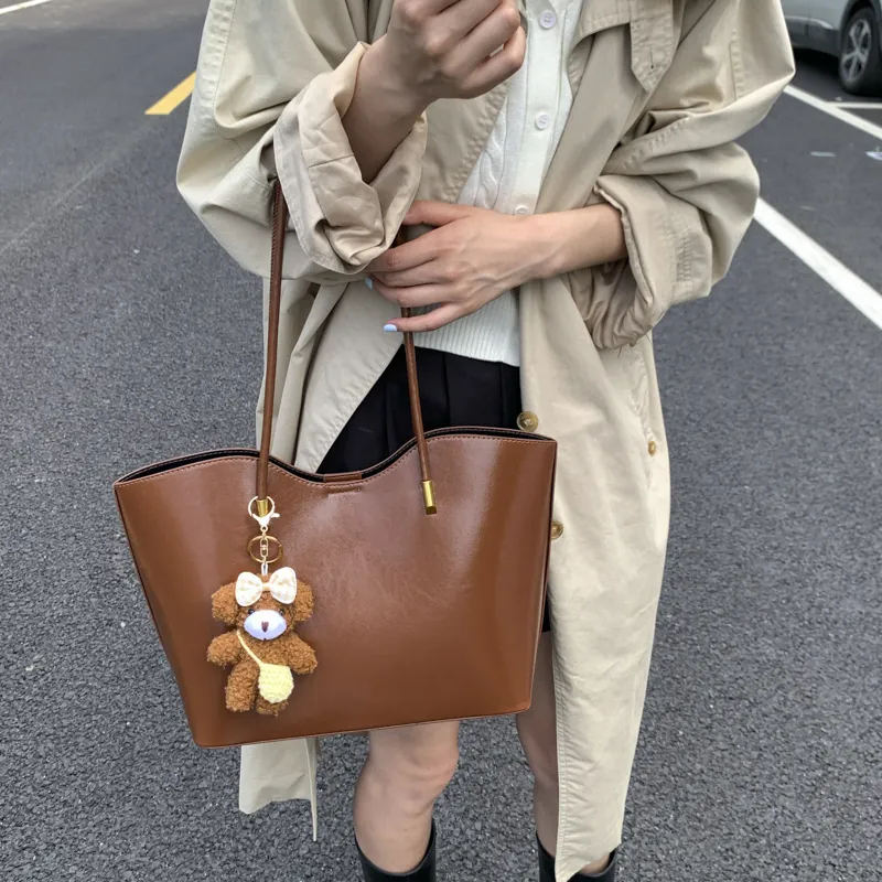 Sac Fourre-tout Grande Capacité pour Femmes en Cuir PU de Haute Qualité Sac à Épaule Brillant Mode Automne Hiver Sac Sous le Bras Avec Pendentif Ours
