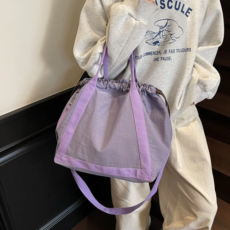 Eenvoudige Nylon Trekkoord Crossbodytas Voor Heren Dames Effen Kleur Casual Lichtgewicht Buitenschoudertas Grote Capaciteit Reishandtas